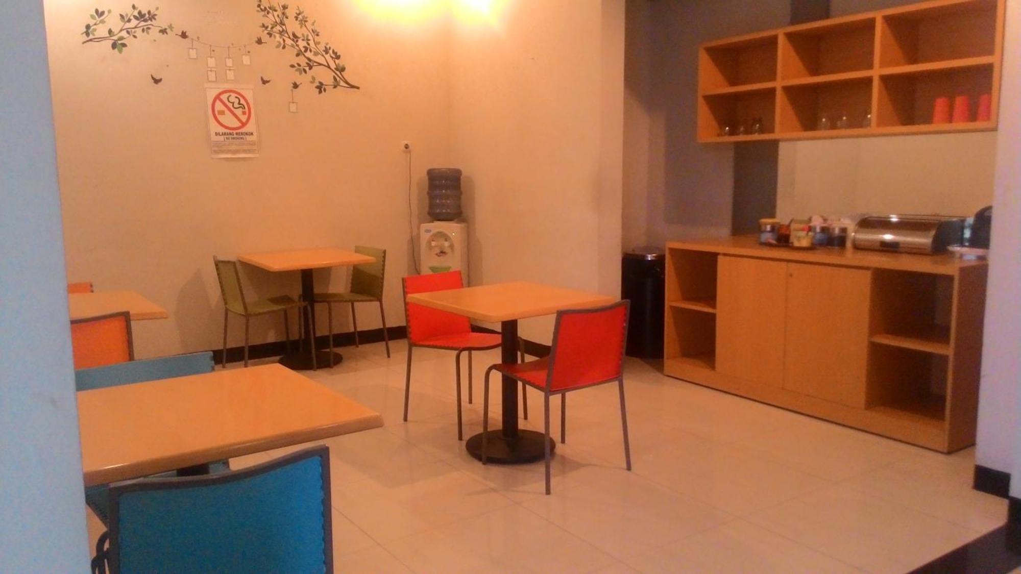 Swk 95 Hotel Сурабая Екстериор снимка