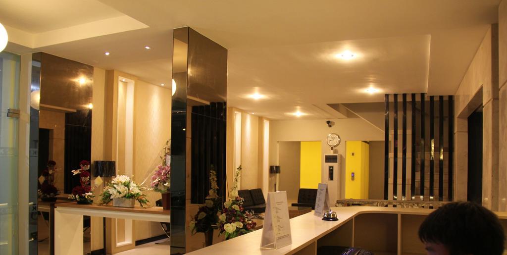 Swk 95 Hotel Сурабая Екстериор снимка
