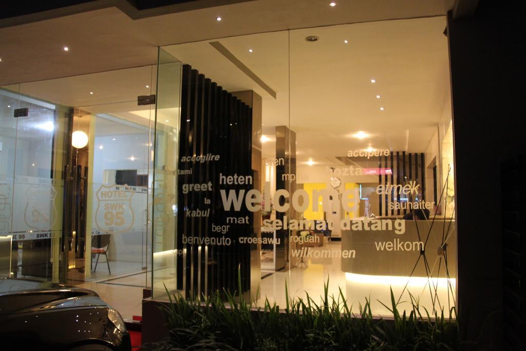 Swk 95 Hotel Сурабая Екстериор снимка