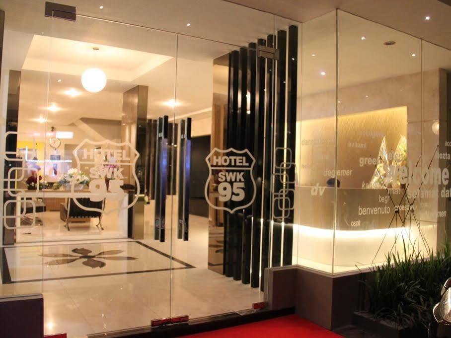 Swk 95 Hotel Сурабая Екстериор снимка